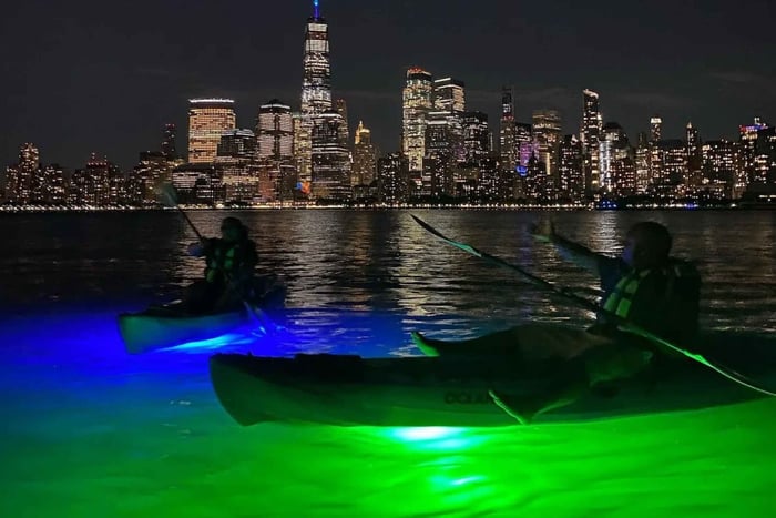 NYC: Guidad kajaktur med LED-lampor från Jersey City