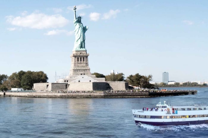 NYC: ライブガイド付きニューヨーク港のリバティクルーズ