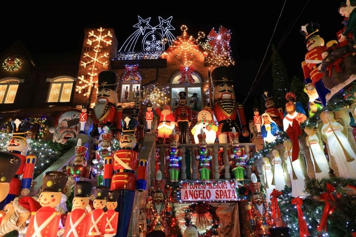 Real Contrasts of New York and Christmas Lights Tour
