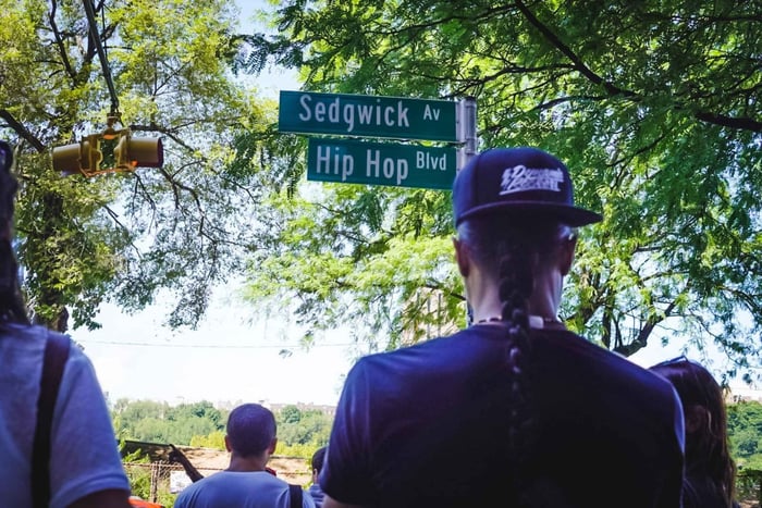 Excursão de ônibus pelo berço do hip hop