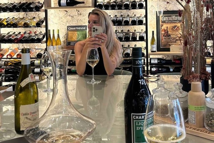 Intimate champagne tasting in the heart of Nice