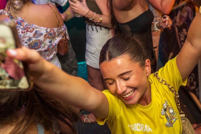 Nice : Bar Crawl Madness 4 Bars, Wild Games &VIP Club Entry