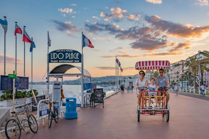 huur een rosalie langs de Promenade des Anglais