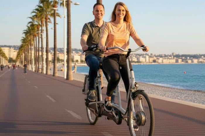 Hyr en tandemcykel längs Promenade des Anglais