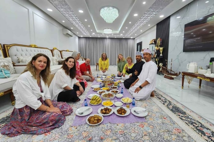 Authentisches omanisches Familien-Mittagessen mit Transfer