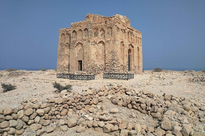 Bibi Maryam Mausoleum Tour with Meal