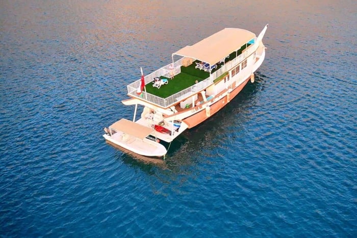 Dibba: Musandam Overnight Dhow Cruise with Meals