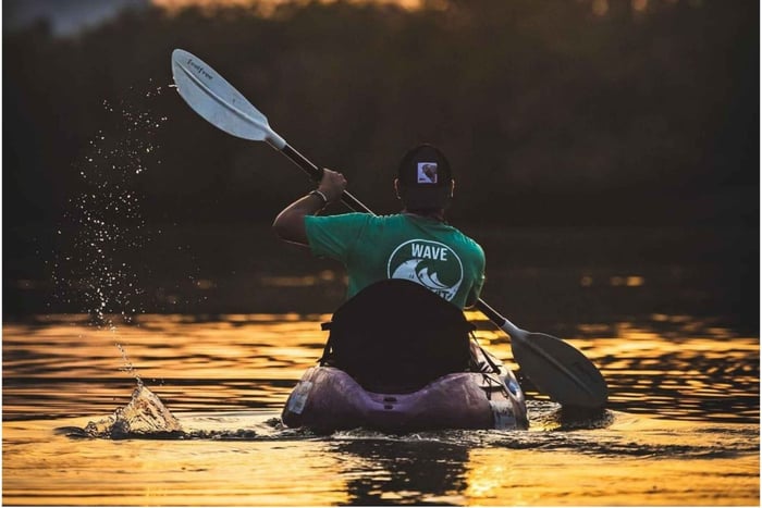 Depuis Mascate : expérience en kayak au coucher du soleil sur la plage d'Al Qurum