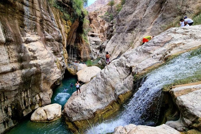 From Muscat: Guided Wadi Tiwi Hike, Romantic Cave & Sinkhole