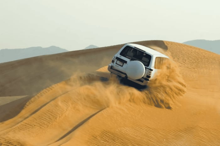 Van Muscat: North Dunes en Wadi Hot Spring Tour met lunch