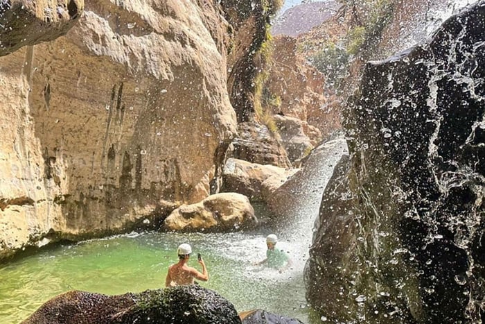Från Muscat: Dagsutflykt till Wadi Hawir med lunch