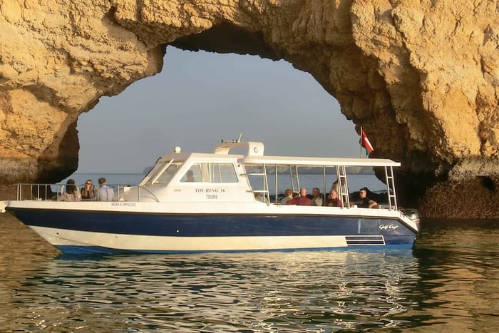 Mascate: Paseo en barco por la costa y al atardecer