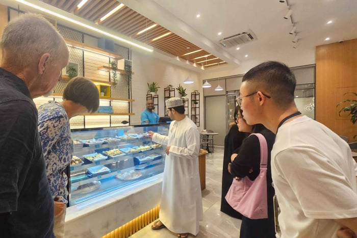 Muscat: Omani Food Tour with Shuwa & Halwa