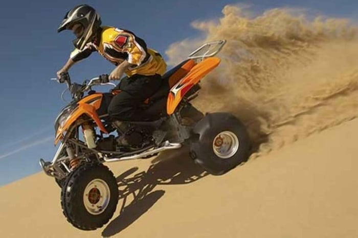 Muscat: ATV på klitter, solnedgang, skiløb med afhentning og grill