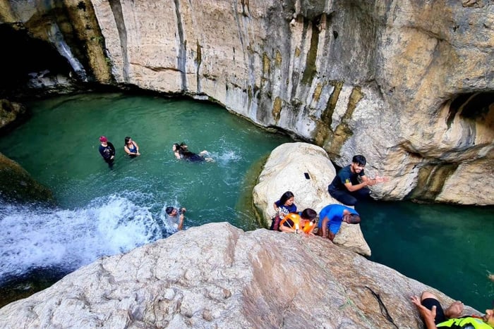 Muscat: Wadi Tiwi Abenteuer, Fins Beach und Bimmah Sinkhole