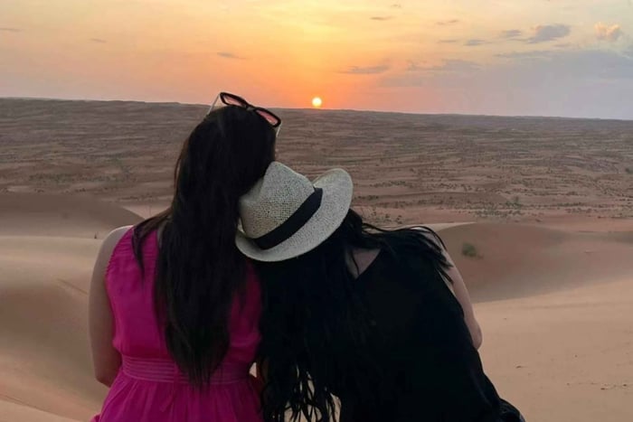 Gemeinsame Wahiba-Wüstentour mit Wadi, Höhle, Beduinen und Sonnenuntergang