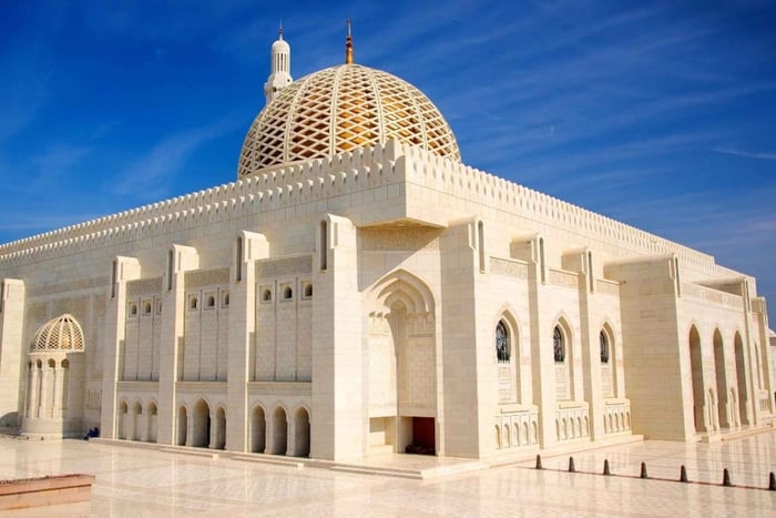 Sultan Qaboos Grand Mosque & Nizwa Group Tour