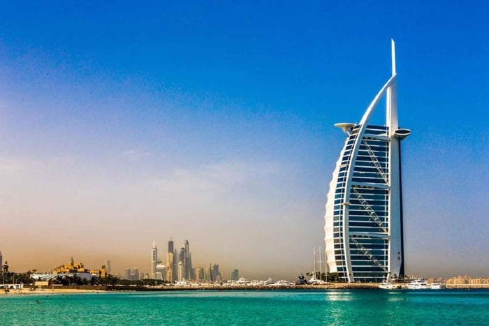 Visions de la ville de Dubaï avec bateau rapide et cadre de Dubaï