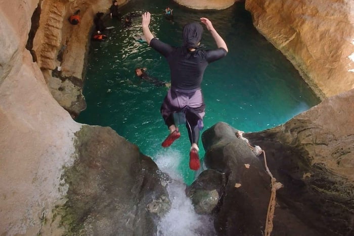 Parkering i Wadi Shab Møt den lokale guiden for selvkjørende