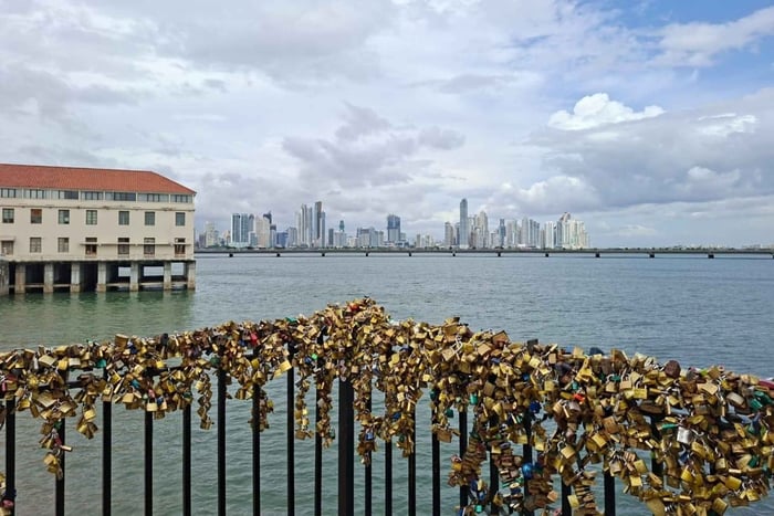 Historical tour through the heart of Casco Viejo