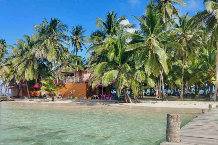 Overnight on San Blas Island and Lemon Keys with Boat Tour