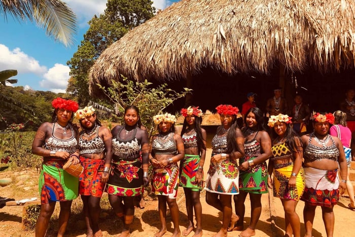 Panama: Indian Village Embera Tusipono