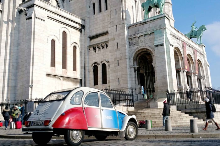 Klassisk rundtur til klassiske steder i en gammel Citroen 2CV