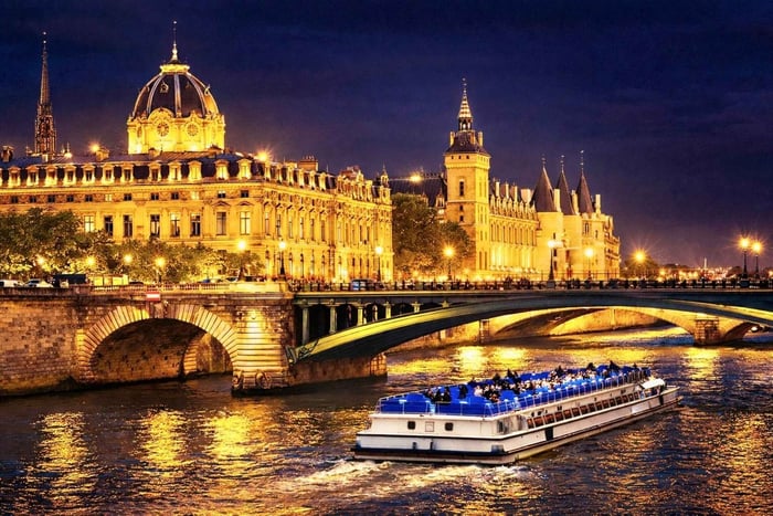 Evening Lights Cruise with Legendary Bateaux-Mouches