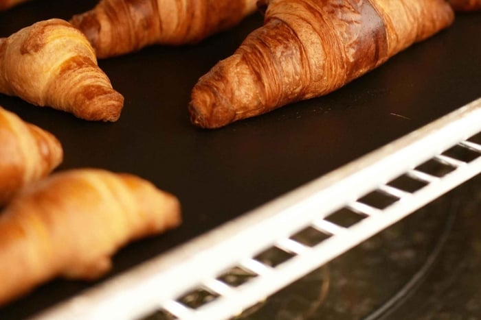 Kurs i att baka franska croissanter i ett parisiskt hem