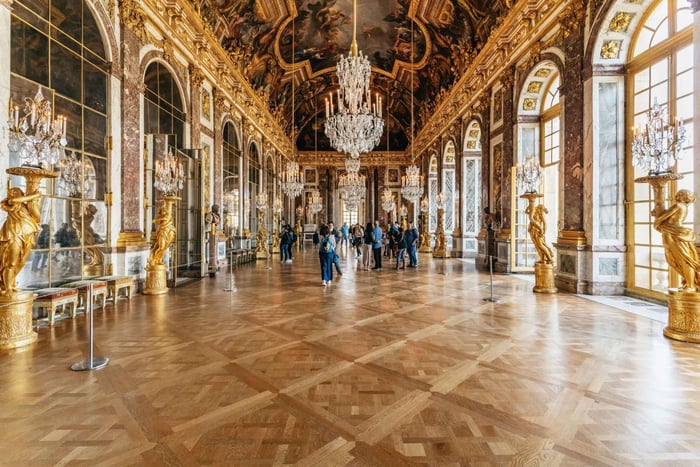 From Paris: Versailles Palace Guided Tour & Gardens Access