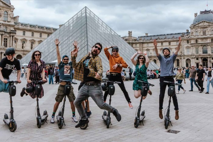 Paris : visite guidée en scooter électrique (de 14 à 75 ans)