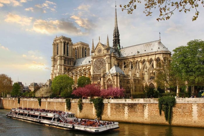 Guided tour to discover Notre Dame de Paris and Île de la Cité