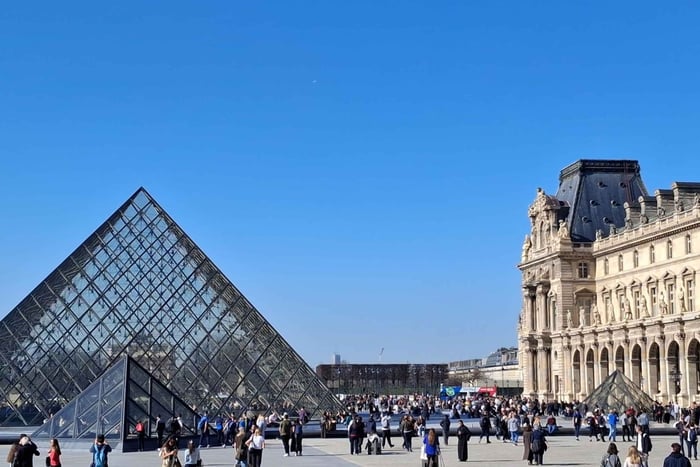 Louvre Museum Guided Tour in French for Families