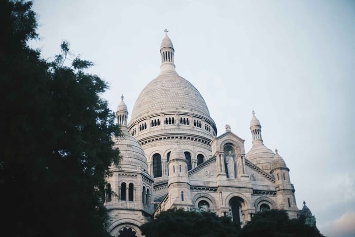 Pariisi: Sacré-Cœur-basilikan kanssa.