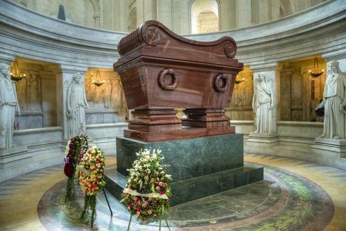 Napoleon Walking Tour with Les Invalides & Tomb Entry