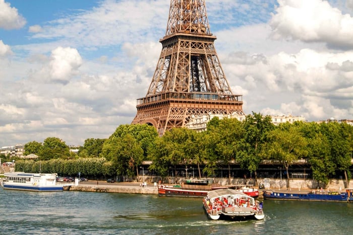 Paris: Acesso à Torre Eiffel por elevador e cruzeiro pelo Rio Sena