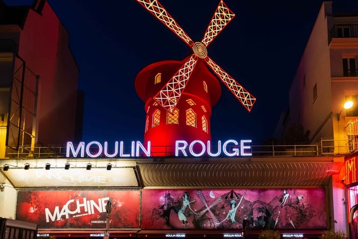 Pariisi: Moulin Rouge -illallisnäytös, samppanja ja kuljetus.