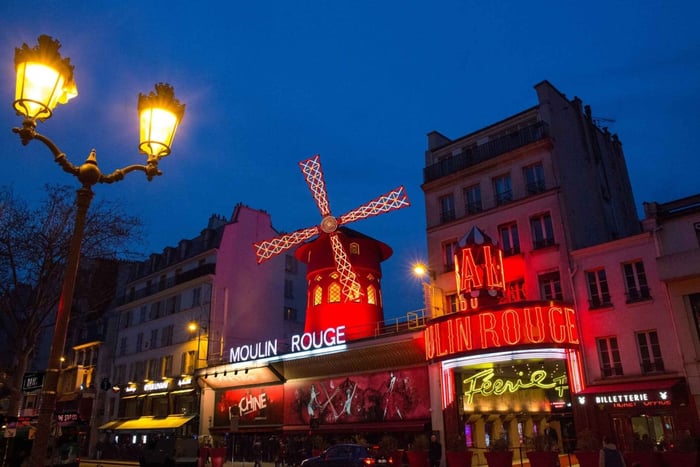 Paris: Moulin Rouge Show med champagne og afsætningsservice