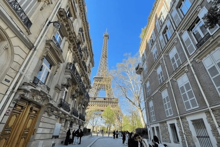 París: tour privado a la cima de la Torre Eiffel con recogida en el hotel