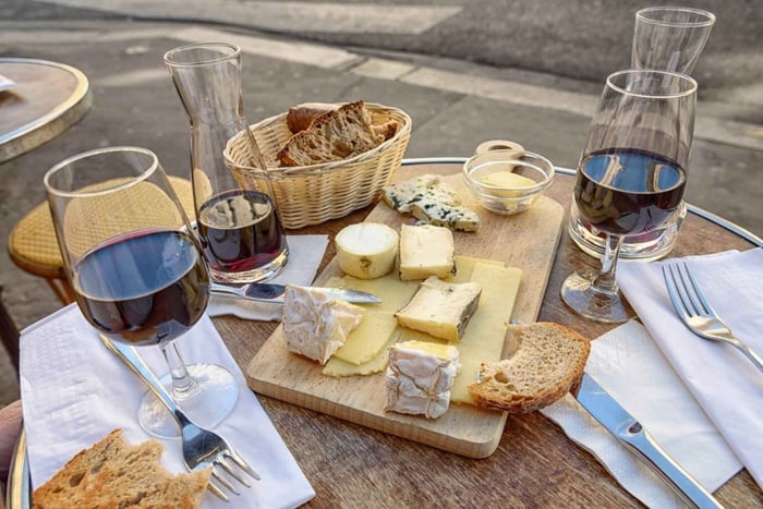Privat madtur i Paris i Montmartre: Vin og lokal mad