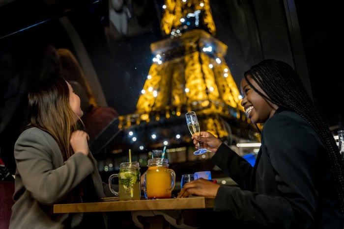 Paris: Champagner-Dinner-Kreuzfahrt auf der Seine mit Live-Musik