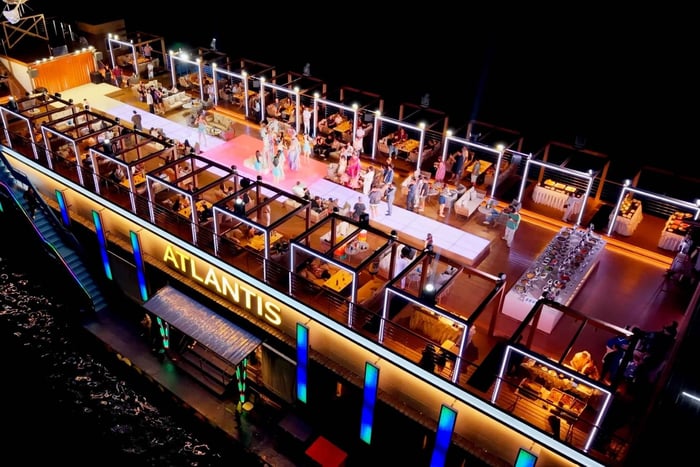 rejs z kolacją na statku Oriental Atlantis i show kabaretowe