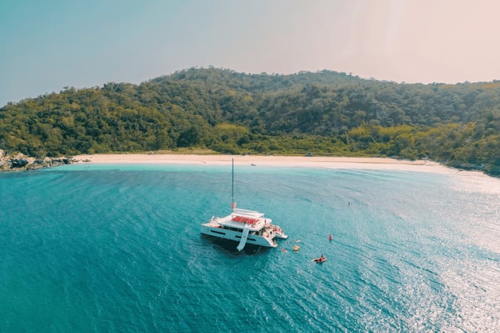 Pattaya: Öluffning mellan 3 öar med solnedgång, yacht och buffé med live-DJ