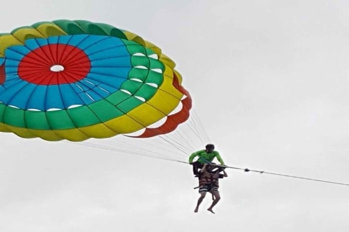 Pattaya: Koh Larn Parasailing i wycieczka 1-dniowa na plażę z lunchem