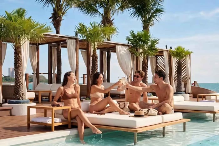 Sina Beach Floating Club -päiväelämys