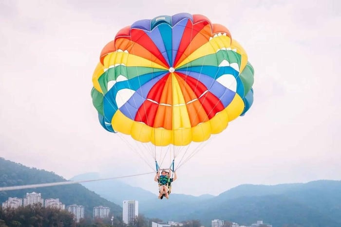 parasailing in Batu Ferringhi met kokosnootwater