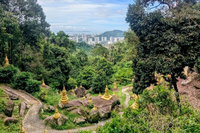 Penang : promenade guidée dans la nature avec stupa doré et en-cas