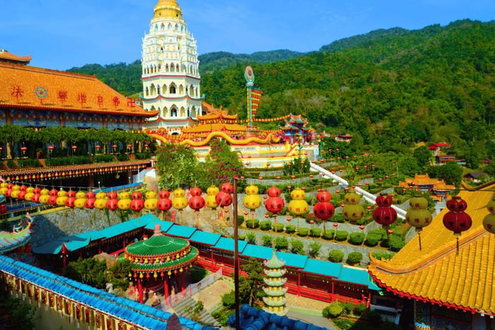 Penang: Kek Lok Si Temple and Penang Hill Guided Tour