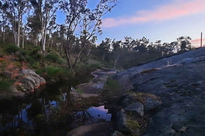 Perth: wandeling in de schemering in Darling Range