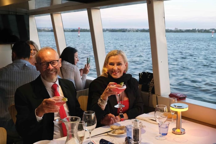 paseo en barco con cena por el río Swan en Navidad